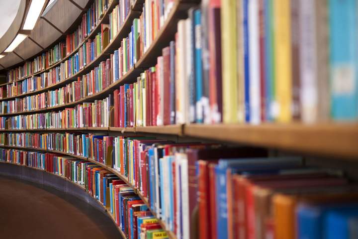 Böcker på hyllor i ett bibliotek.